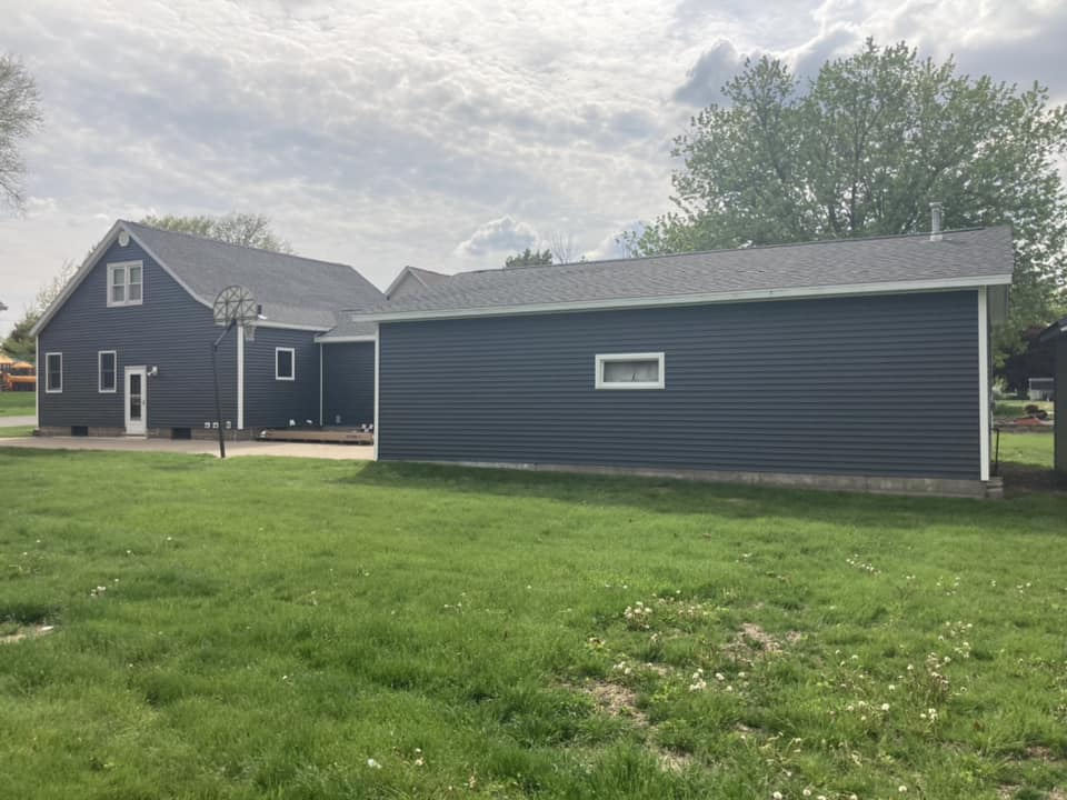 Home and garage with vinyl siding in Durant, Iowa