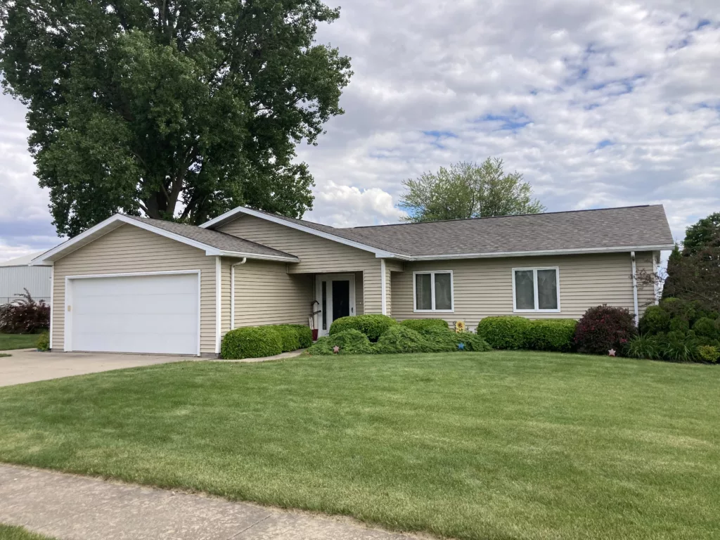 Finished view of new asphalt shingles on a home in Stanwood, Iowa